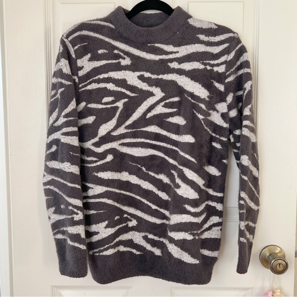 Women’s Super Soft Zebra Pattern Sweater Grey Size M